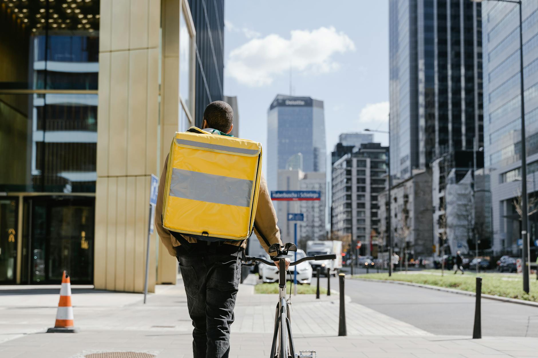 Operador logístico en bicicleta de carga en entorno urbano